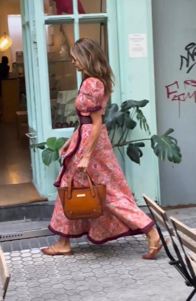 Viana pink A-line maxi dress with V-neckline and short sleeves, flowing floor-length skirt
