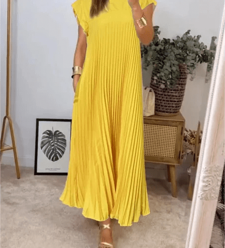 Sandra pleated elegant dress with relaxed flowy fit and pockets, shown in a solid colour