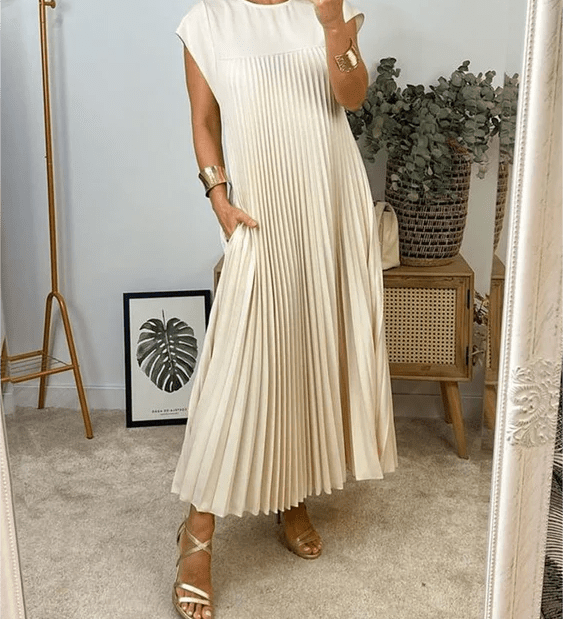 Sandra pleated elegant dress with relaxed flowy fit and pockets, shown in a solid colour