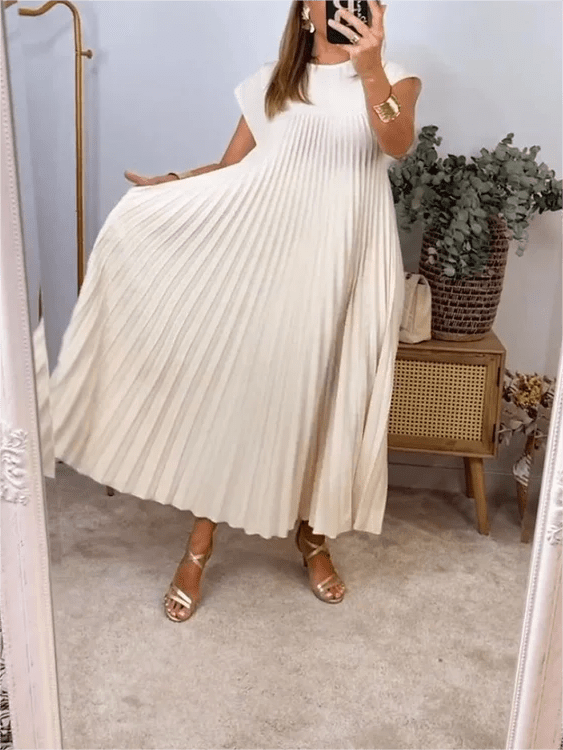 Sandra pleated elegant dress with relaxed flowy fit and pockets, shown in a solid colour