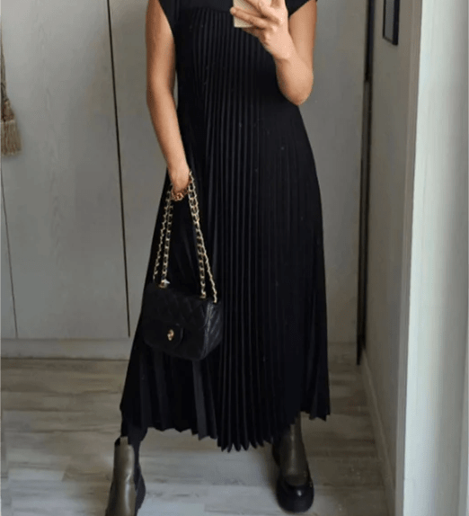 Sandra pleated elegant dress with relaxed flowy fit and pockets, shown in a solid colour
