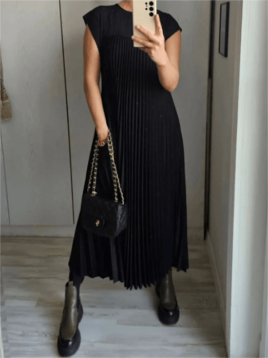 Sandra pleated elegant dress with relaxed flowy fit and pockets, shown in a solid colour