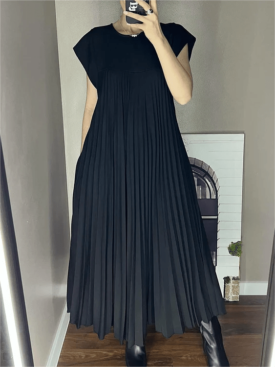 Sandra pleated elegant dress with relaxed flowy fit and pockets, shown in a solid colour