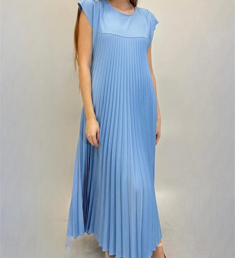 Sandra pleated elegant dress with relaxed flowy fit and pockets, shown in a solid colour