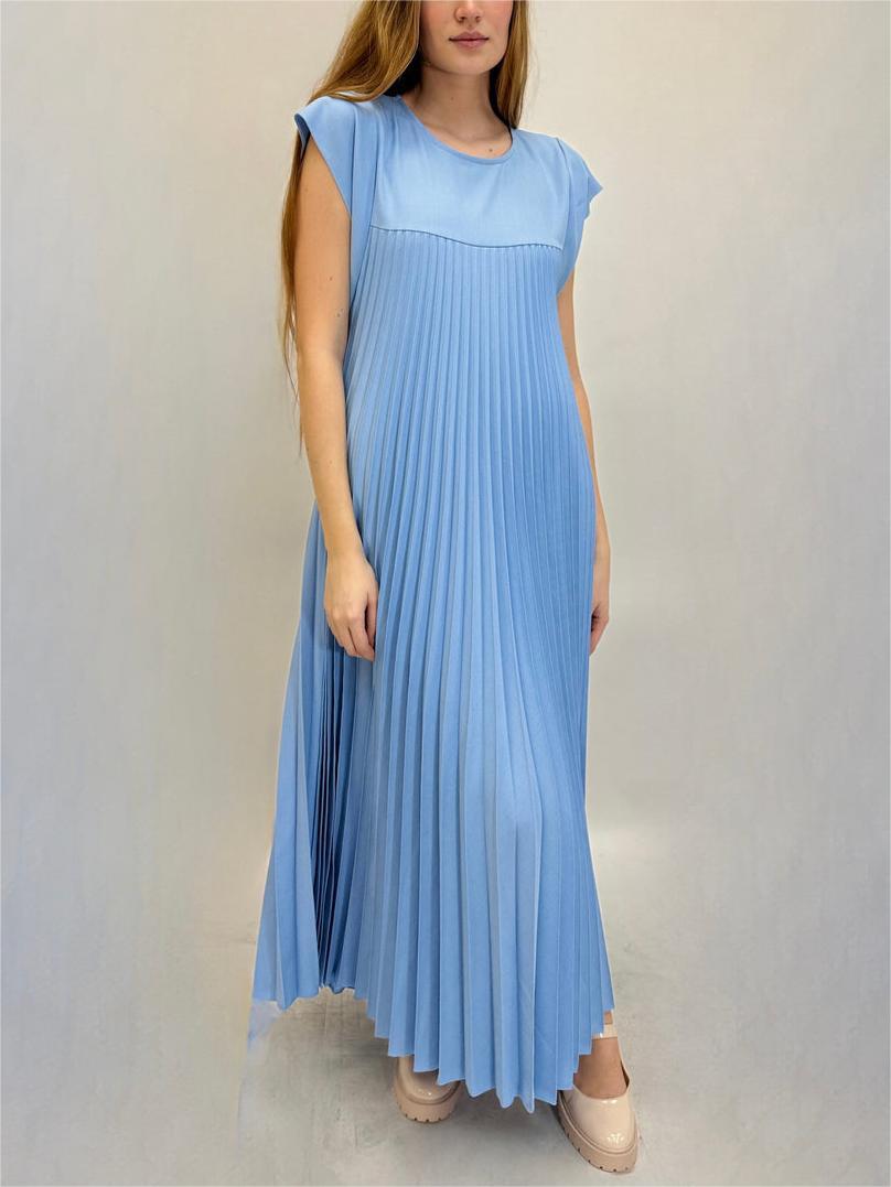 Sandra pleated elegant dress with relaxed flowy fit and pockets, shown in a solid colour